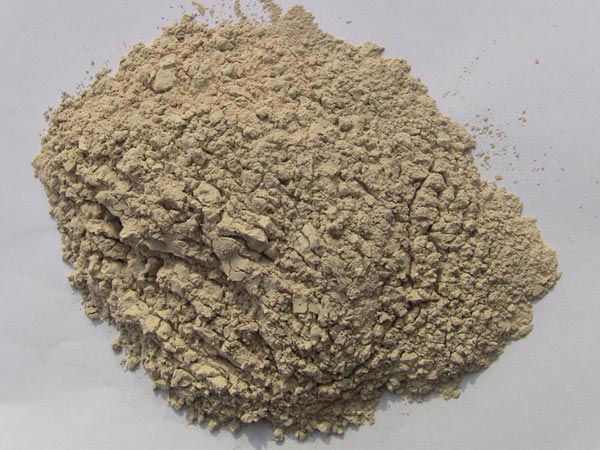 礬土性質(zhì) 礬土主要成分是氧化鋁，為煉鋁和耐火材料的主要原料。白色或灰白色，因含鐵而呈褐黃或淺紅色。密度3.45g/cm3，硬度1～3，不透明，質(zhì)脆。極難熔化，不溶于水，能溶于硫酸、氫氧化鈉溶液。 地區(qū)分布 中國鋁土礦資源比較豐富，在全國18個省、自治區(qū)、直轄市已查明鋁土礦產(chǎn)地205處，其中大型產(chǎn)地72處（不包括臺灣），主要分布在山西、山東、河北、河南、貴州、四川、廣西、遼寧、湖南等地。 投資前景 1.可用于煉鋁工業(yè)。用于國防、航空、汽車、電器、化工、日常生活用品等。 2.可用于精密鑄造。礬土熟料加工成細粉做成鑄模后精鑄。用于軍工、航天、通訊、儀表、機械及醫(yī)療器械部門。 3.可用于耐火制品。高鋁礬土熟料耐火度高達1780℃，化學(xué)穩(wěn)定性強、物理性能良好。 4.硅酸鋁耐火纖維。用于鋼鐵、有色冶金、電子、石油、化工、宇航、原子能、國防等多種工業(yè)，消防人員可用耐火纖維布做成衣服。 5.制造礬土水泥、研磨材料、陶瓷工業(yè)以及化學(xué)工業(yè)可制鋁的各種化合物。 鋁礬土磨粉制備 鋁礬土粉是選用煅燒過的熟鋁礬土礦石用雷蒙磨加工制成的細粉，粒度通常為100目-325目，在耐火材料行業(yè)得到了廣泛的應(yīng)用。通常加工的流程為先經(jīng)顎式破碎機進行破碎，然后篩分進入鋁礬土雷蒙磨或鋁礬土超細磨粉機中，進行鋁礬土粉制備，使其應(yīng)用更加廣泛。