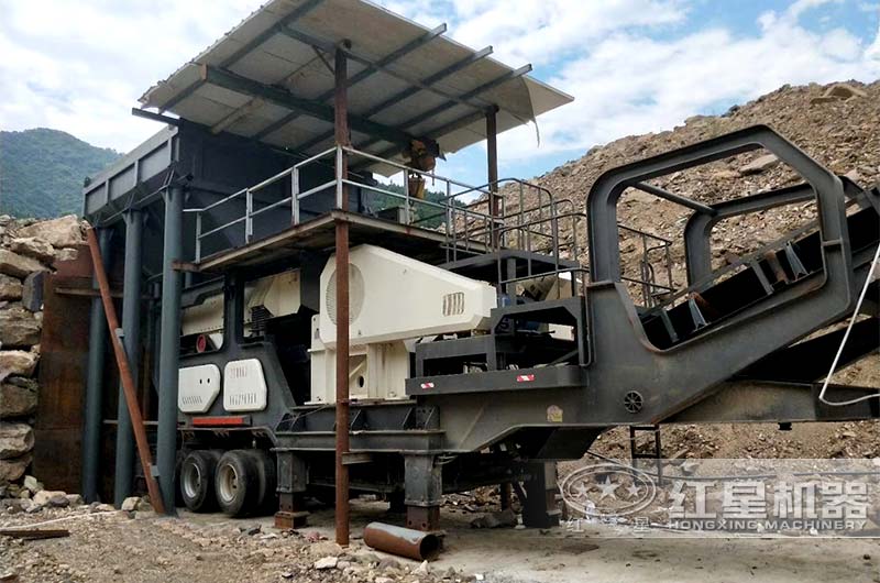 移動(dòng)顎式破碎機(jī)現(xiàn)場
