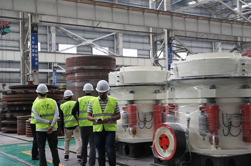 客戶來(lái)廠考察鋼渣破碎機(jī)設(shè)備 客戶來(lái)廠考察鋼渣破碎機(jī)設(shè)備