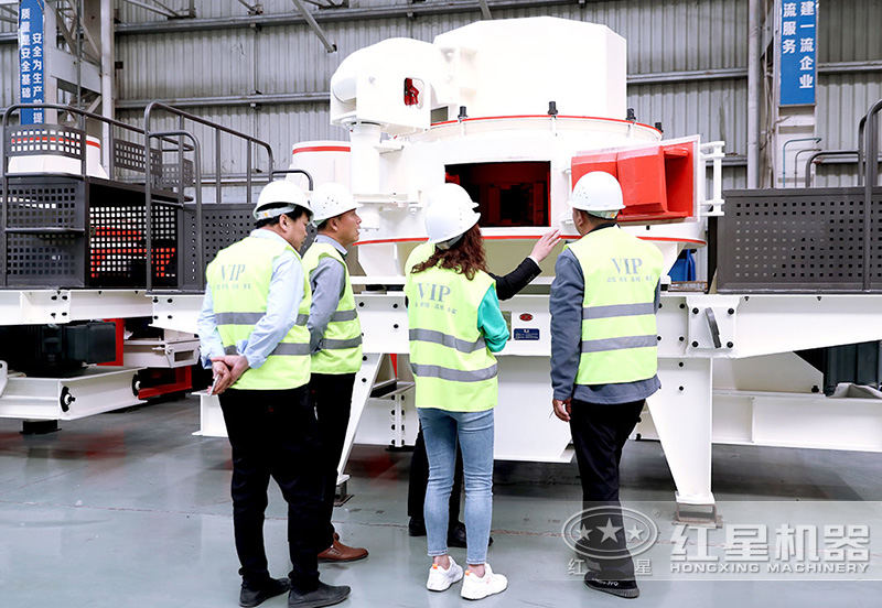 客戶來車間參觀，專業經理接待講解